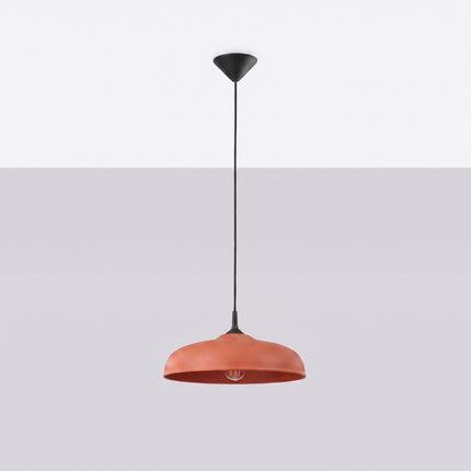 Suspension Pur Gina dôme en acier ocre rouge, vue en situation sur fond clair
