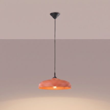 Suspension Pur Gina dôme en acier ocre rouge allumée, lumière chaude diffusée