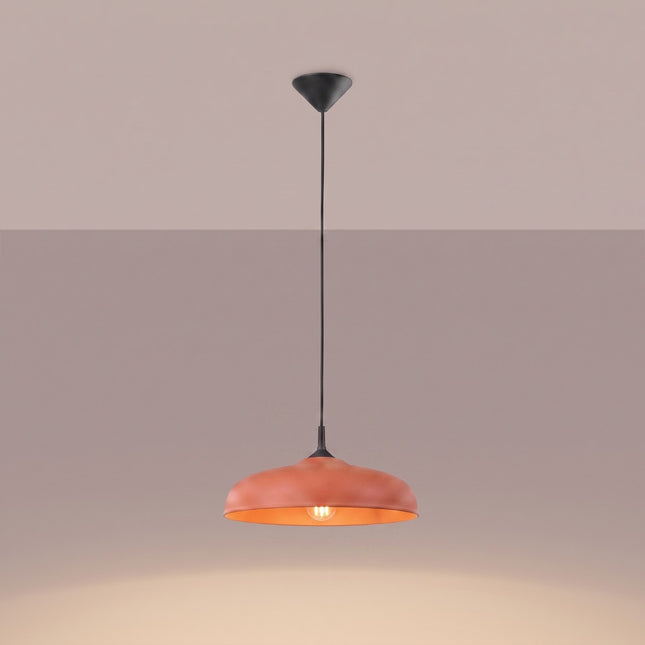 Suspension Pur Gina dôme en acier ocre rouge allumée, lumière chaude diffusée