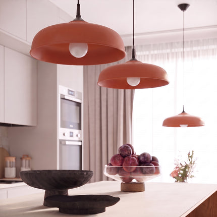 Suspension Pur Gina dôme en acier ocre rouge dans un salon clair