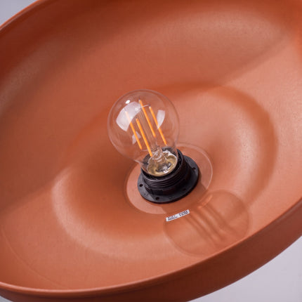 Suspension Pur Gina dôme en acier ocre rouge, détail de la douille et du support