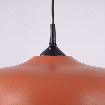 Suspension Pur Gina dôme en acier ocre rouge, détail du système de fixation