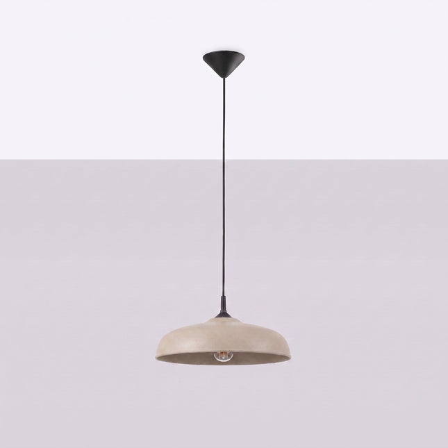 Suspension Pur Gina dôme en acier taupe, vue en situation sur fond clair