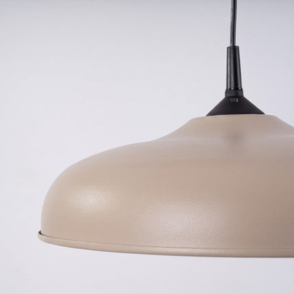 Suspension Pur Gina dôme en acier taupe sur fond coloré, vue de trois quarts