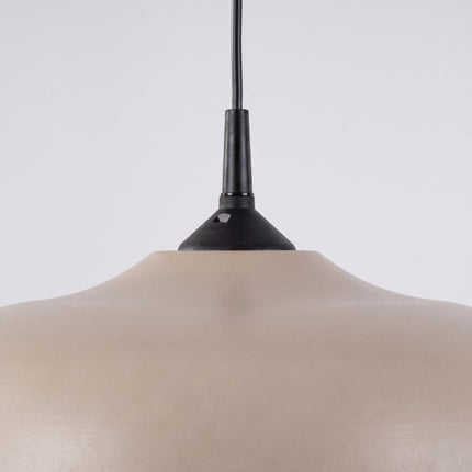 Suspension Pur Gina dôme en acier taupe, détail du système de fixation