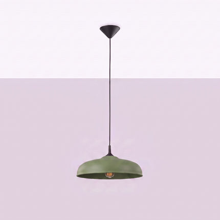Suspension Pur Gina dôme en acier vert olive, vue en situation sur fond clair