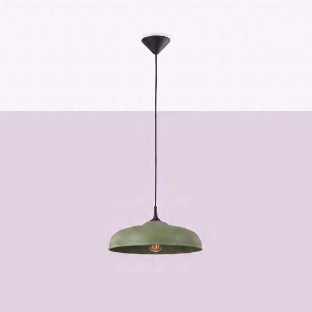 Suspension Pur Gina dôme en acier vert olive, vue en situation sur fond clair