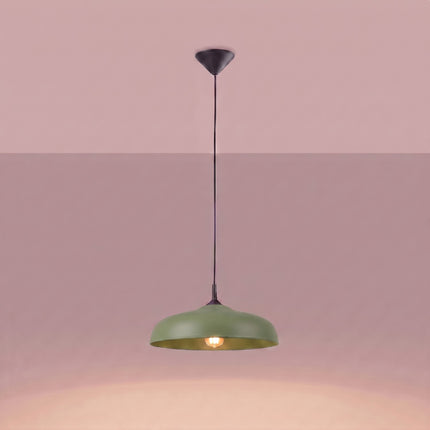 Suspension Pur Gina dôme en acier vert olive allumée, lumière chaude diffusée