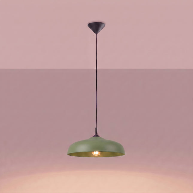 Suspension Pur Gina dôme en acier vert olive allumée, lumière chaude diffusée