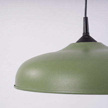 Suspension Pur Gina dôme en acier vert olive sur fond coloré, vue de trois quarts