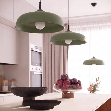 Suspension Pur Gina dôme en acier vert olive dans un salon clair