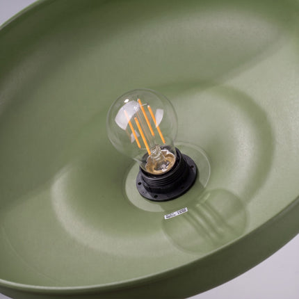 Suspension Pur Gina dôme en acier vert olive, détail de la douille et du support