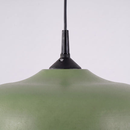 Suspension Pur Gina dôme en acier vert olive, détail du système de fixation