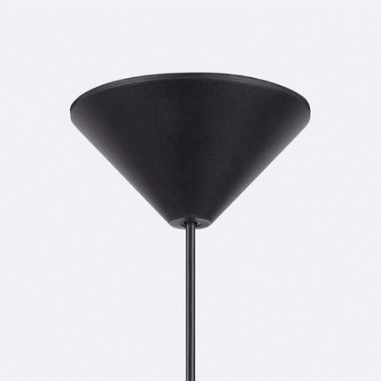 Suspension Pur Gina noir mat eclairant une chambre avec plantes vertes et coussins colores
