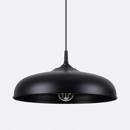 Gros plan sur la suspension Pur Gina noir mat allumee pres d'un mur strie