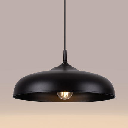 Suspension Pur Gina noir mat vue en contre-plongee, cordon tendu vers le plafond