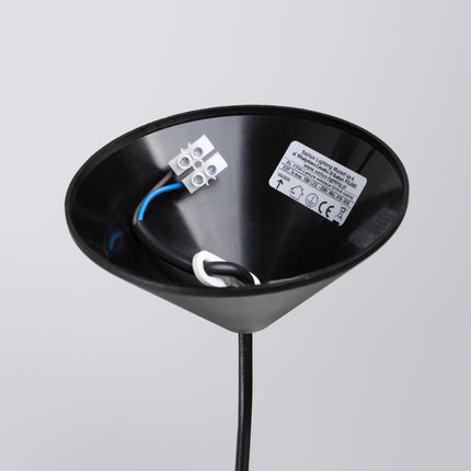 Suspension Pur Gina noir mat integree a une ambiance chambree chaleureuse