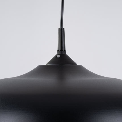 Suspension Pur Gina noir mat vue rapprochee dans un decor cocooning