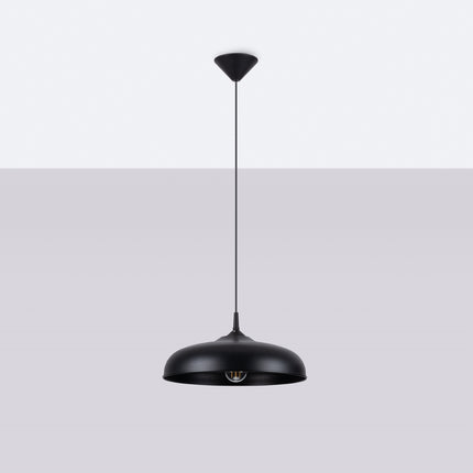 Suspension Pur Gina noir mat vue de trois quarts sur fond neutre