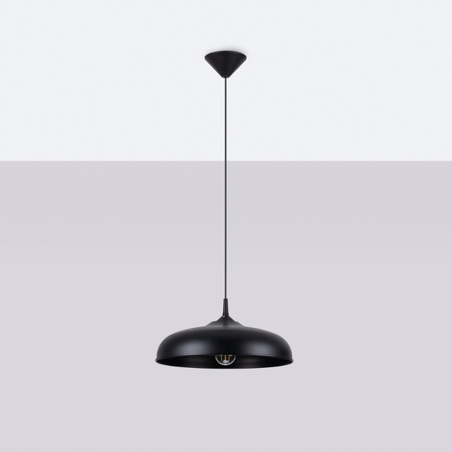 Suspension Pur Gina noir mat vue de trois quarts sur fond neutre