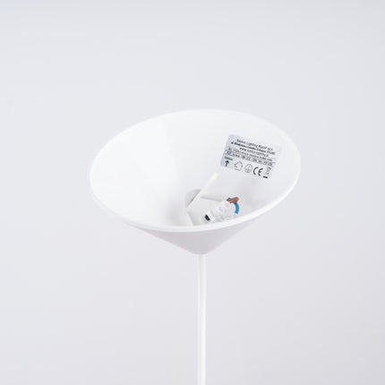 Suspension Pur Zuna blanc mat en situation au-dessus d'un lit dans une chambre au style scandinave