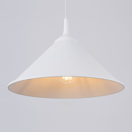 Suspension Pur Zuna blanc mat integree a une ambiance chambree chaleureuse