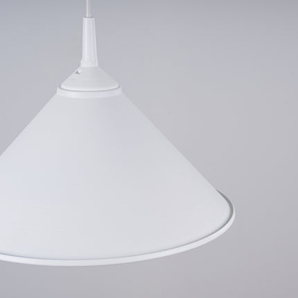 Suspension Pur Zuna blanc mat en mise en situation, lumiere chaude diffusee sur le mur