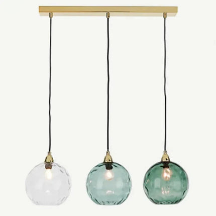 Suspension 3 têtes sur rampe linéaire dorée avec globes en verre soufflé transparent et vert
