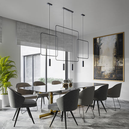 Suspensions rectangulaires filaires noires étagées au-dessus d'une table à manger en verre
