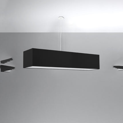 Suspension rectangulaire tissu noir vue de trois quarts en studio gris