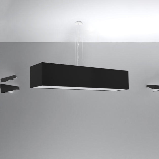 Suspension rectangulaire tissu noir vue de trois quarts en studio gris