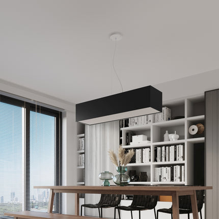 Suspension tissu noir 120 cm au-dessus d'une table de repas avec bibliotheque en fond