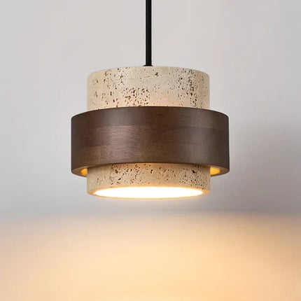 Suspension rétro pierre de travertin et bois noyer allumée, lumière chaude diffusée vers le bas