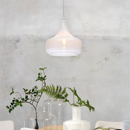 Suspension Reykjavik dégradé blanc suspendue au-dessus d'une table, ambiance salle à manger épurée