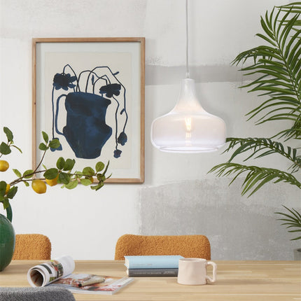 Suspension Reykjavik verre dégradé blanc dans un salon chaleureux, près d'un tableau et d'une plante