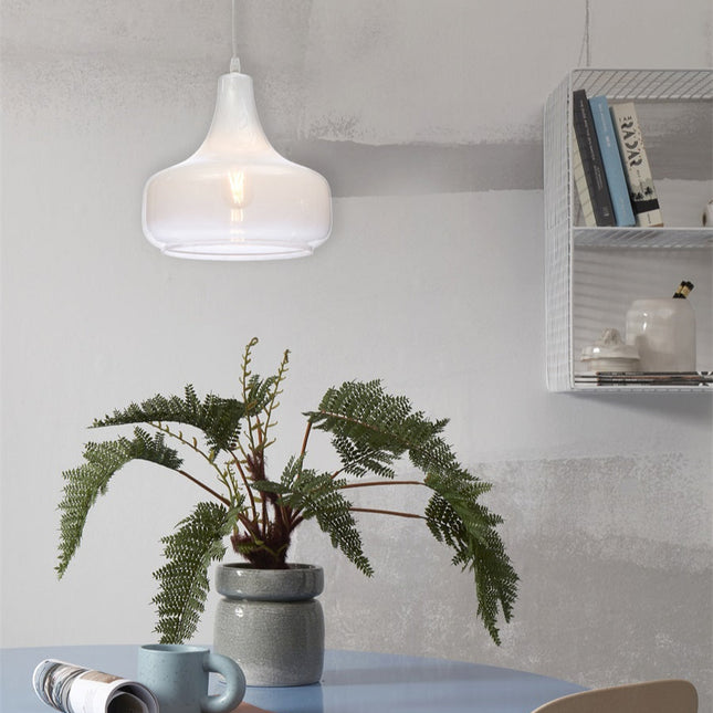 Suspension Reykjavik en verre blanc dégradé allumée près d'une étagère murale, ambiance cuisine