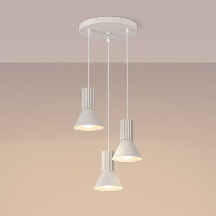 suspension ronde 3 cônes à fût cannelé beige, lumière allumée
