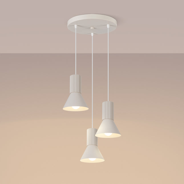 suspension ronde 3 cônes à fût cannelé beige, lumière allumée