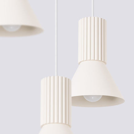 suspension ronde 3 cônes à fût cannelé beige, packshot de trois quarts