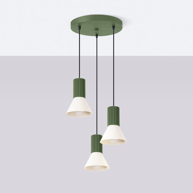 suspension ronde 3 cônes beiges à fût cannelé vert olive, vue en situation