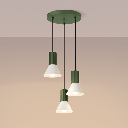 suspension ronde 3 cônes beiges à fût cannelé vert olive, lumière allumée