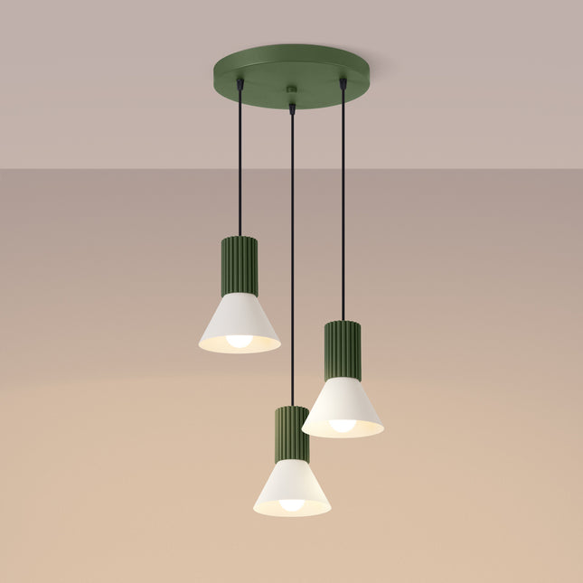 suspension ronde 3 cônes beiges à fût cannelé vert olive, lumière allumée