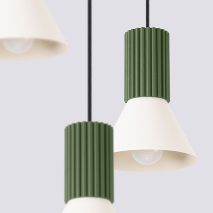 suspension ronde 3 cônes beiges à fût cannelé vert olive, packshot de trois quarts