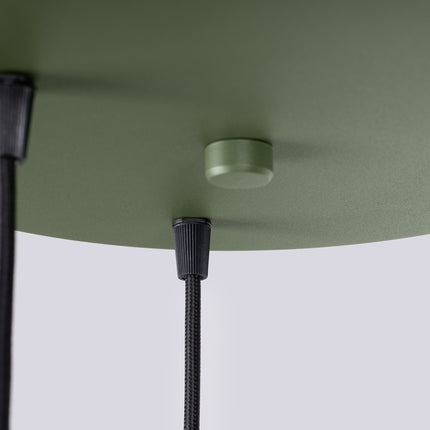 suspension ronde 3 cônes beiges à fût cannelé vert olive, détail de la fixation