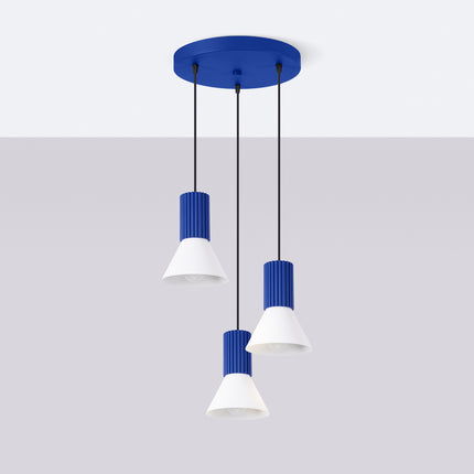 suspension ronde 3 cônes blancs à fût cannelé bleu outremer, vue en situation