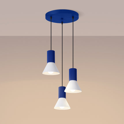 suspension ronde 3 cônes blancs à fût cannelé bleu outremer, lumière allumée