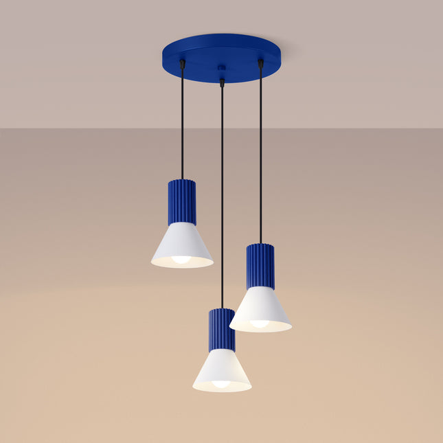 suspension ronde 3 cônes blancs à fût cannelé bleu outremer, lumière allumée