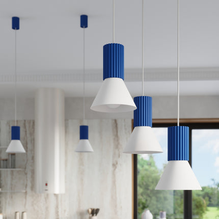 suspension ronde 3 cônes blancs à fût cannelé bleu outremer, intérieur contemporain