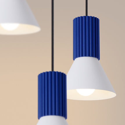 suspension ronde 3 cônes blancs à fût cannelé bleu outremer, vue de détail