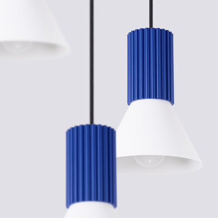 suspension ronde 3 cônes blancs à fût cannelé bleu outremer, packshot de trois quarts